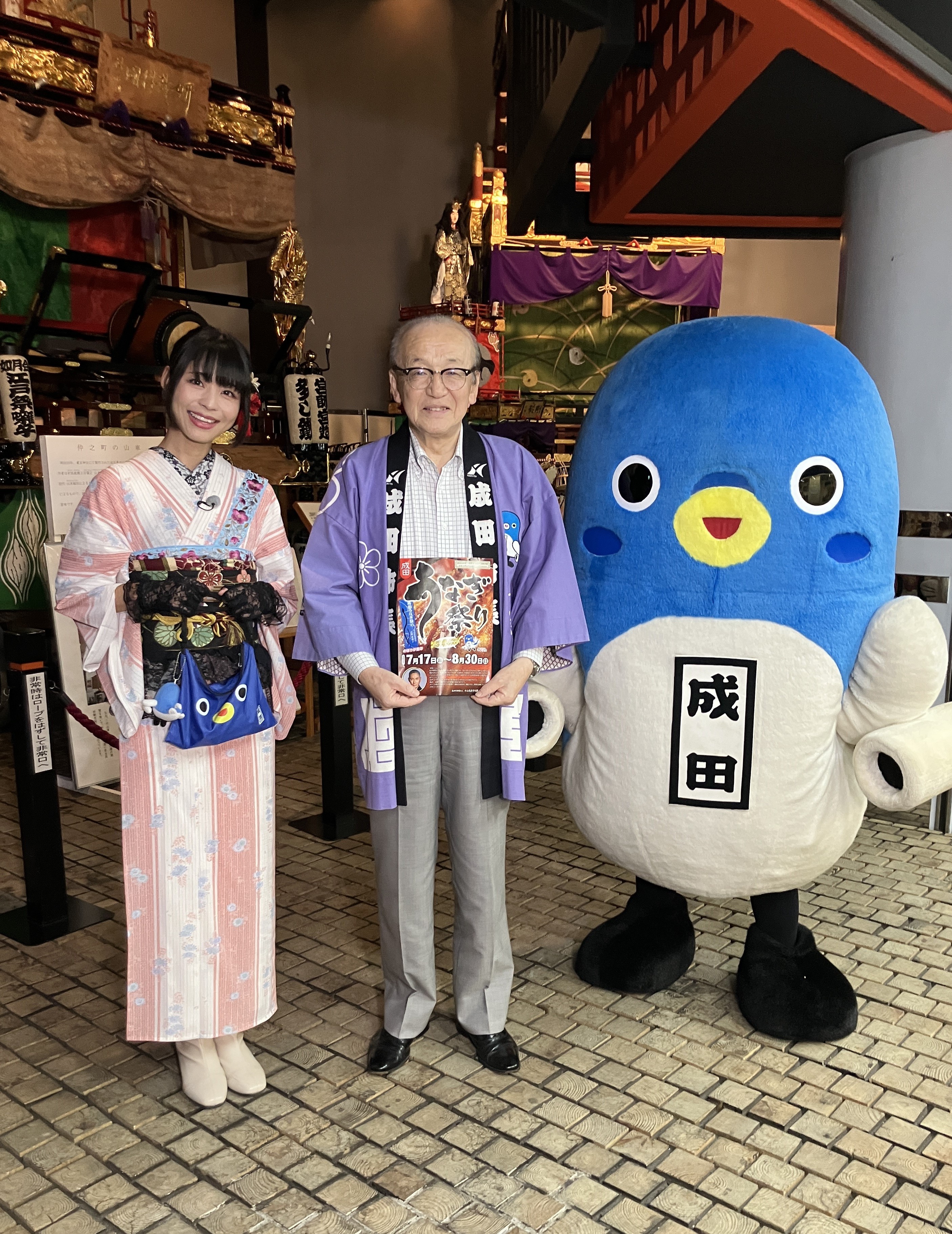 記念撮影する様子