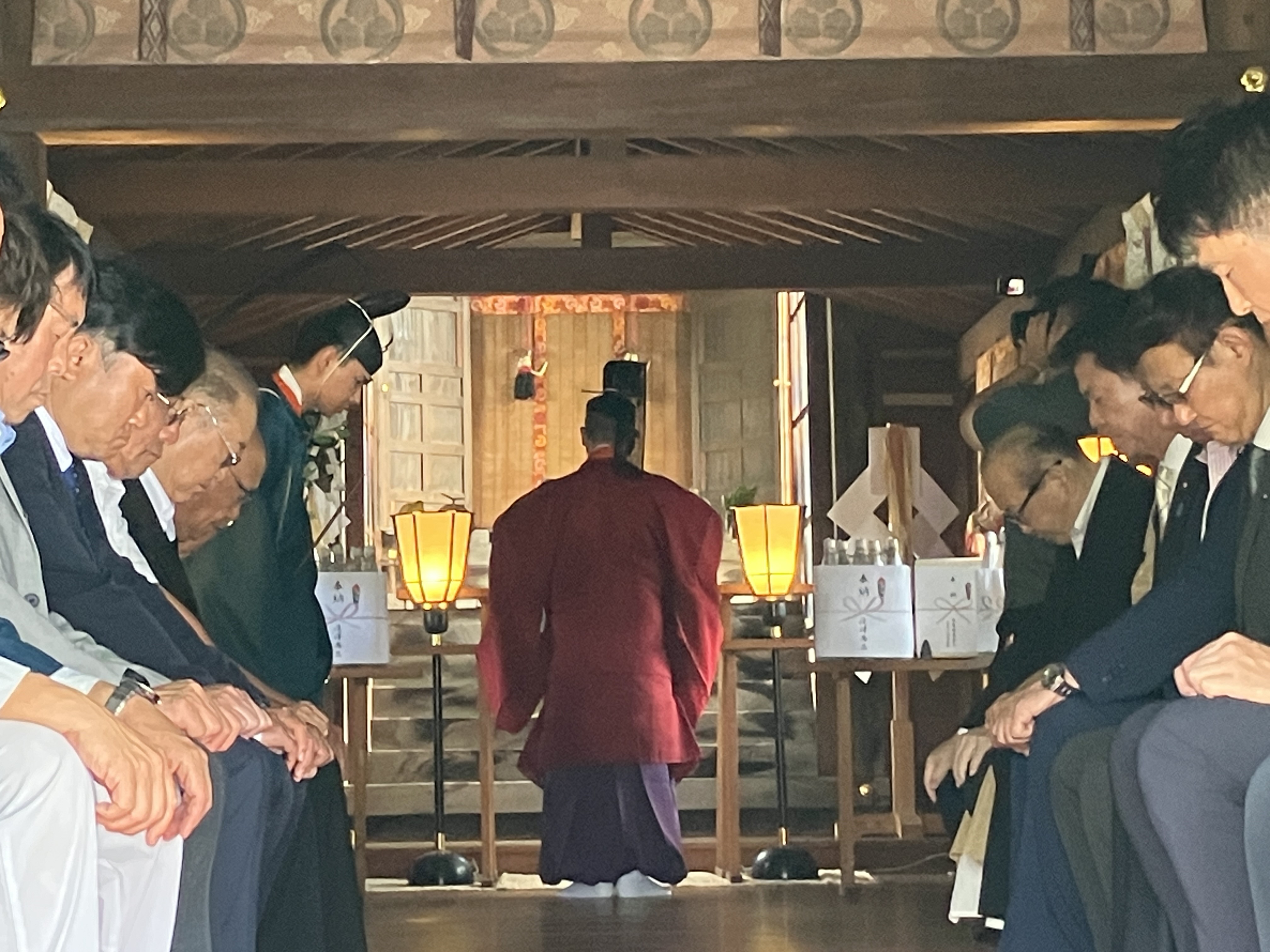 神事に参加する市長