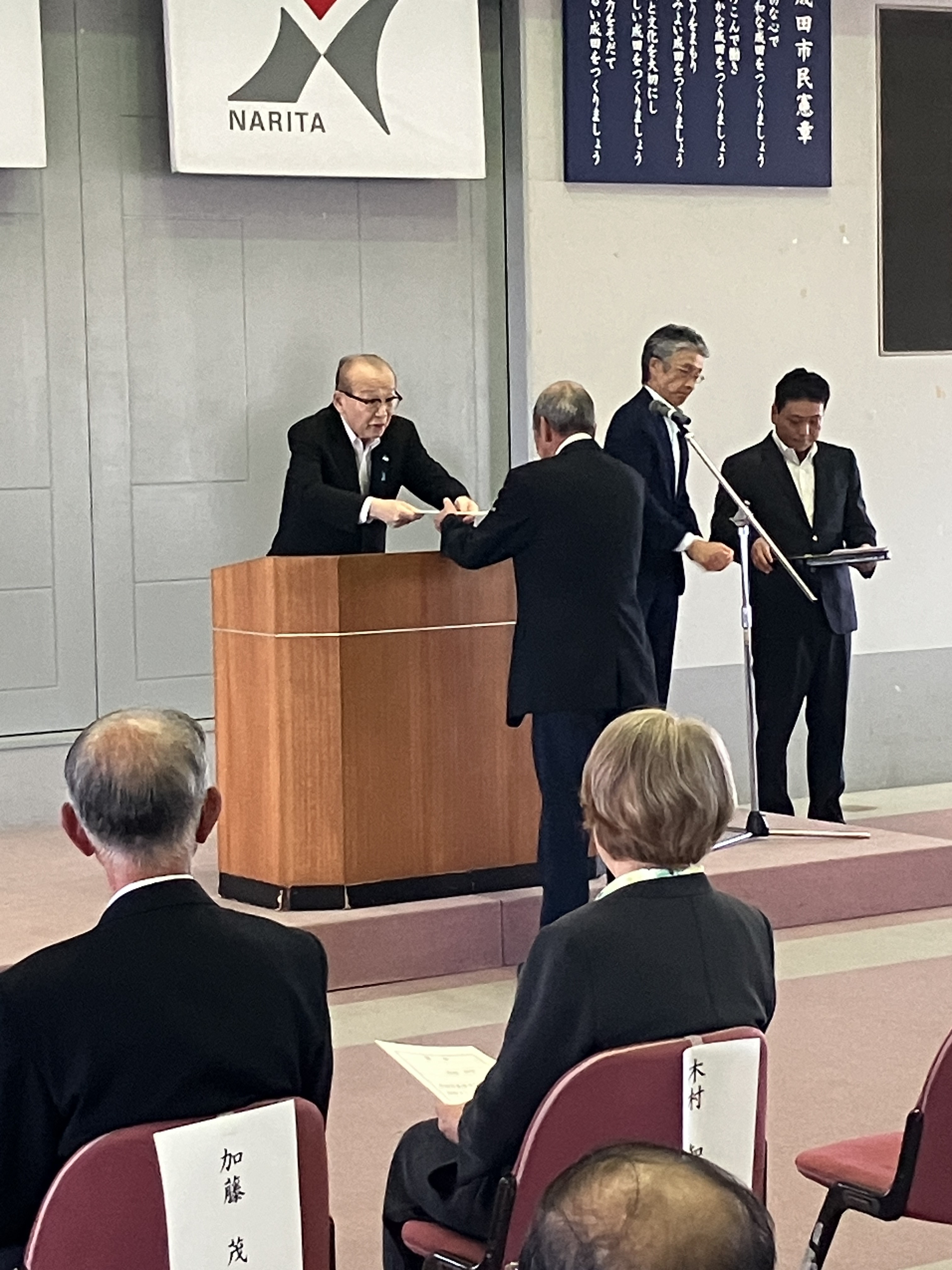挨拶する様子