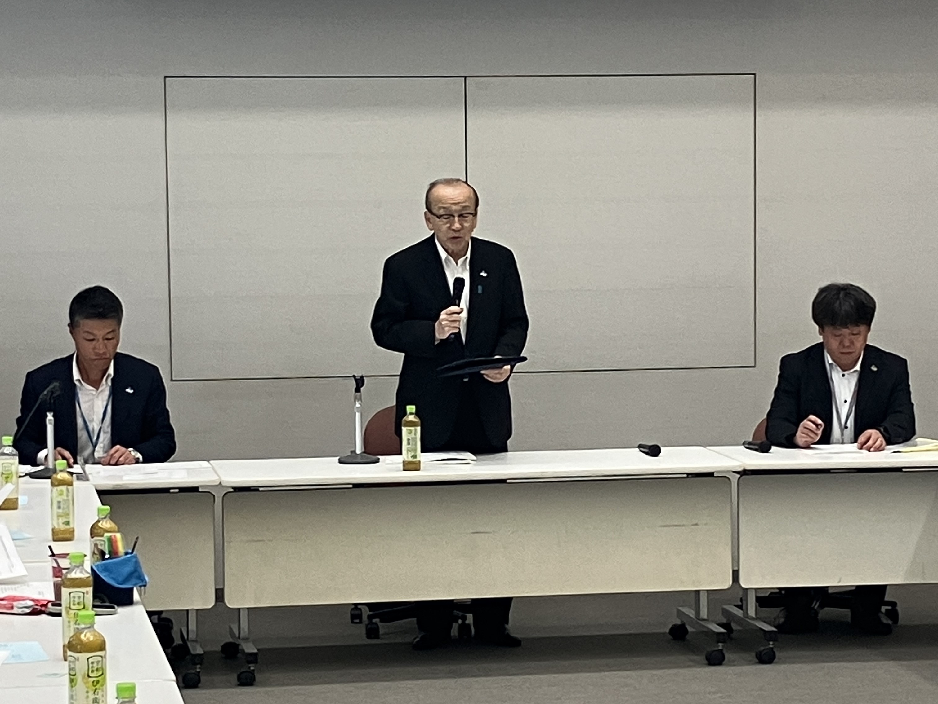挨拶する様子
