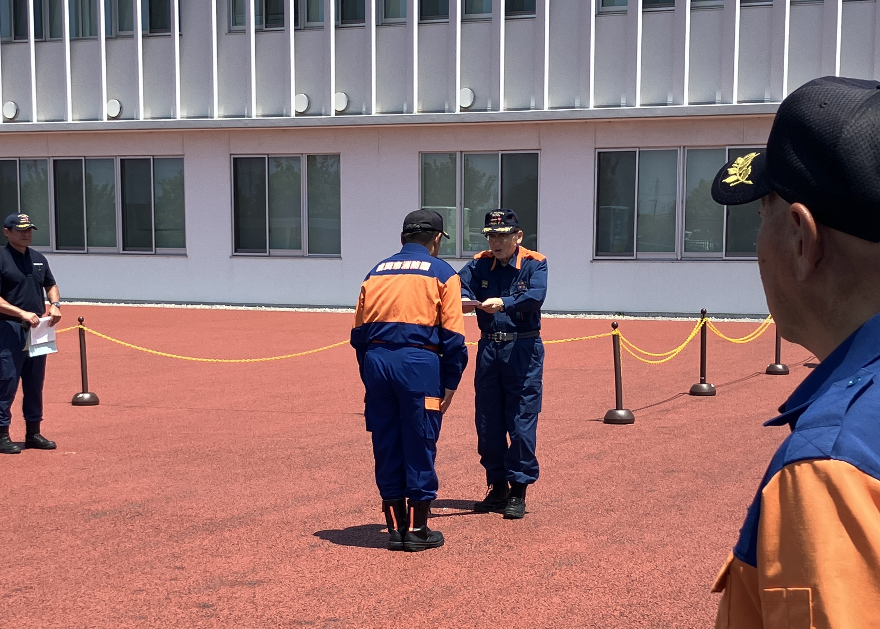市長が出場選手を激励する様子