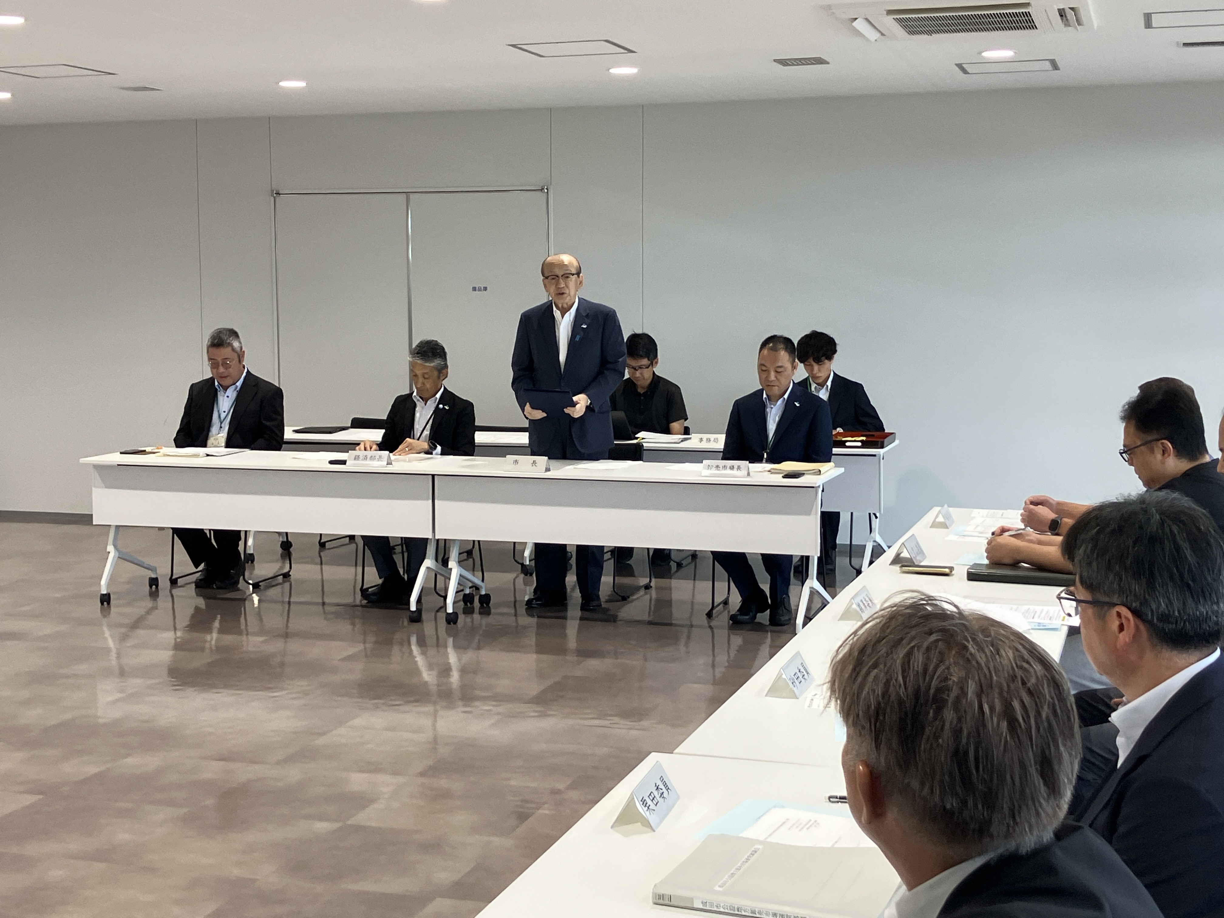 市長が挨拶する様子