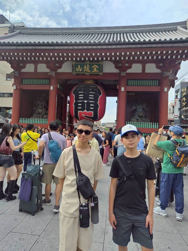 雷門前にて