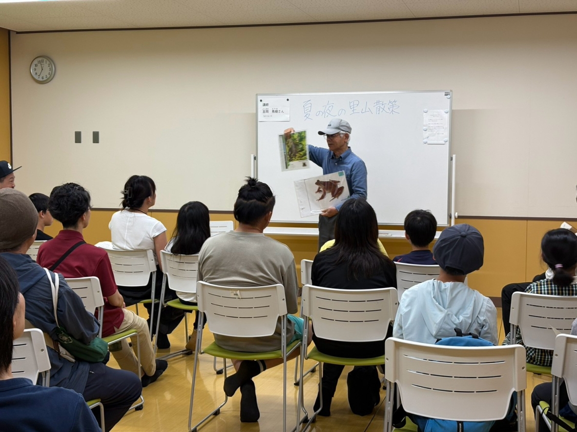 里山の生き物について講師のお話を聞いている様子