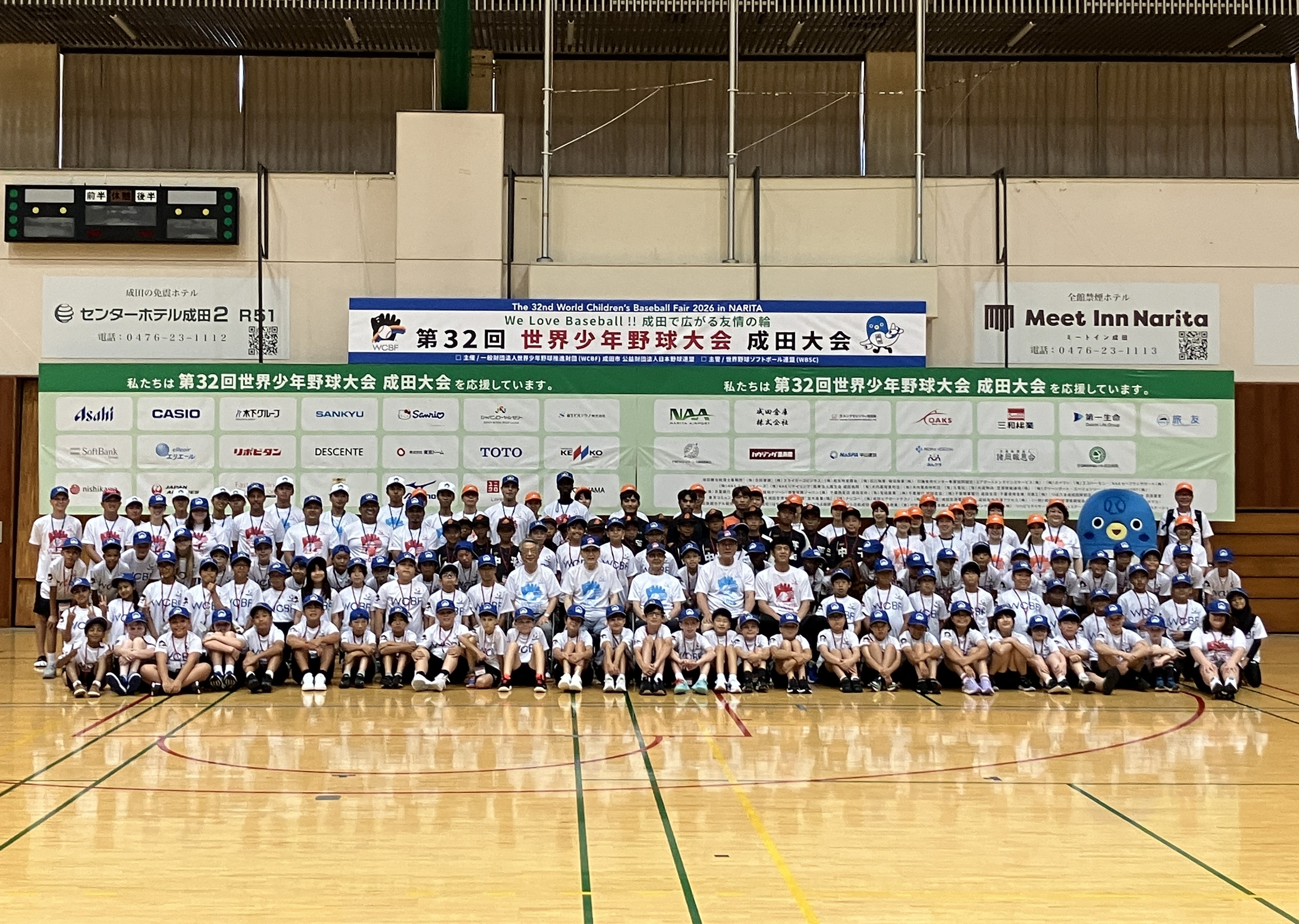 記念撮影する様子
