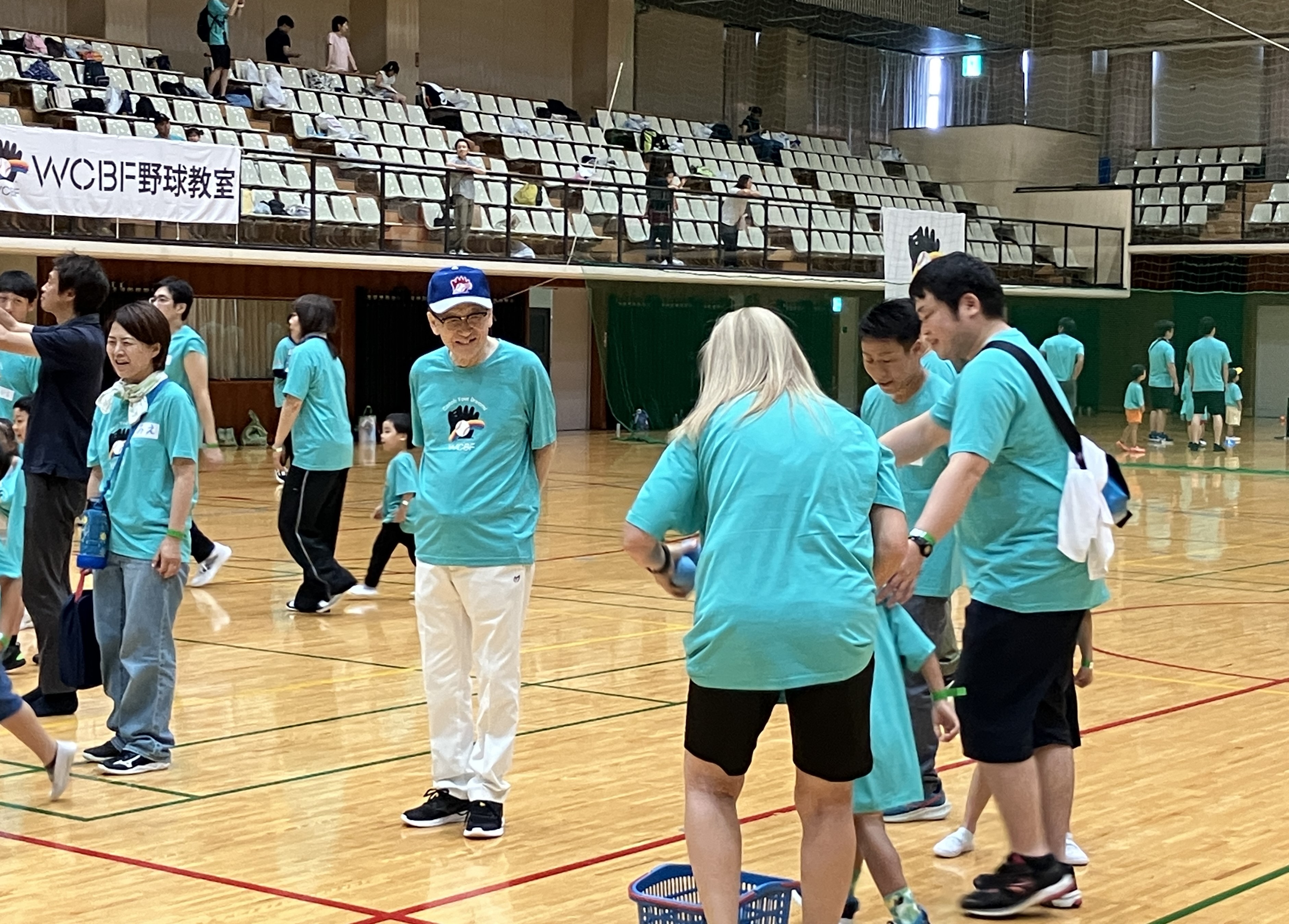 笑顔で視察する市長