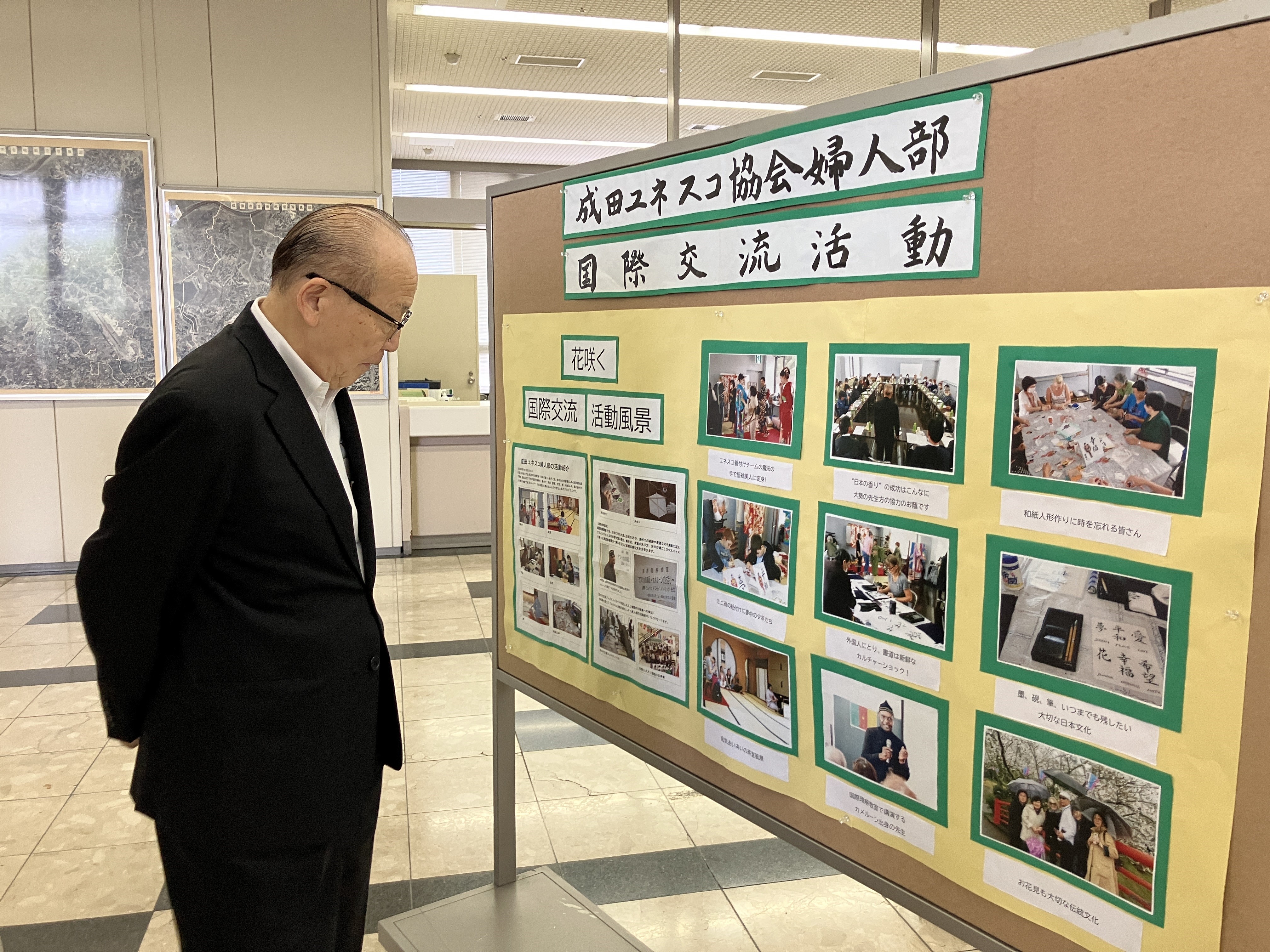 ユネスコ活動の展示を見学する市長