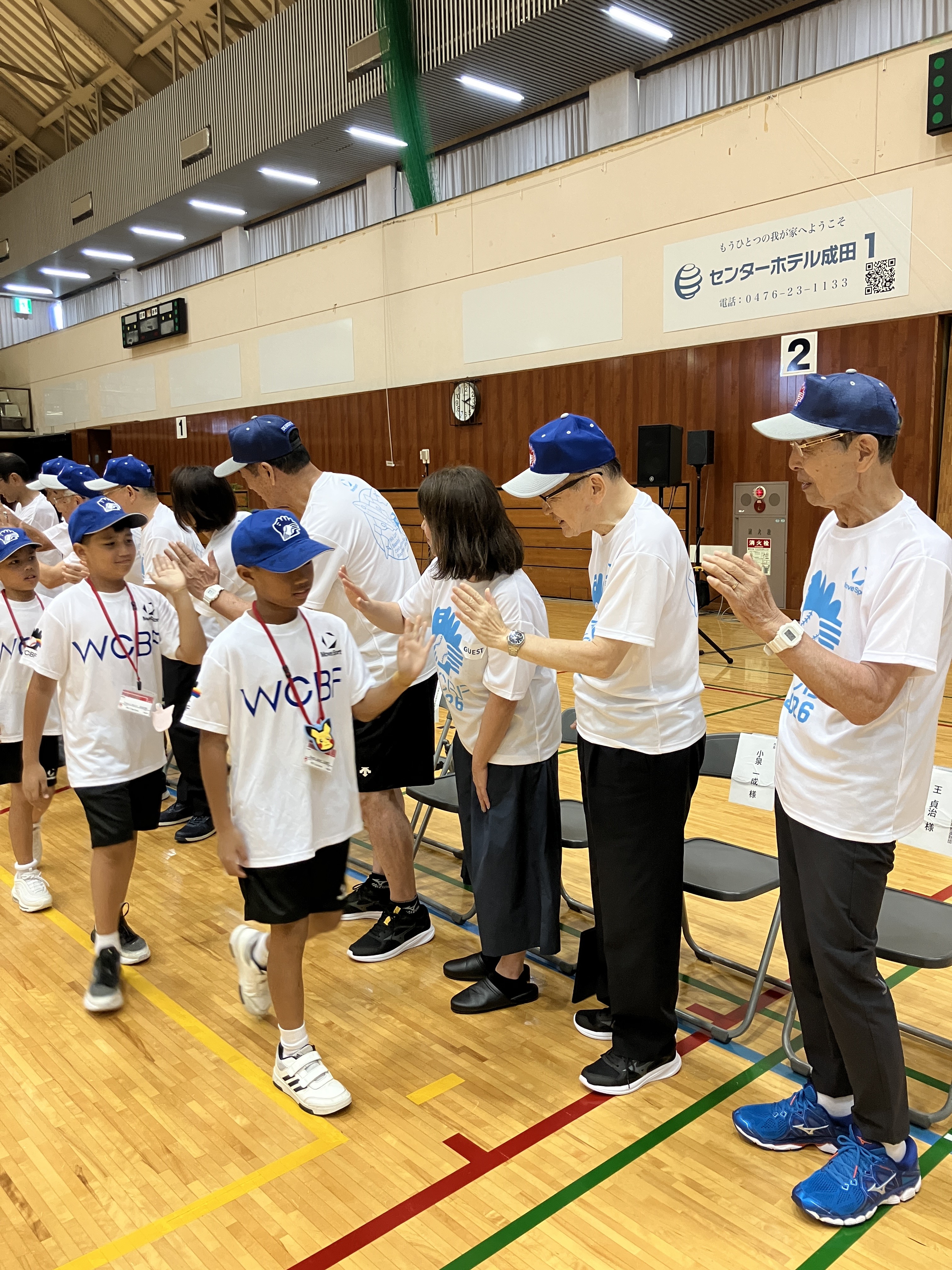 こどもたちとハイタッチする市長の様子