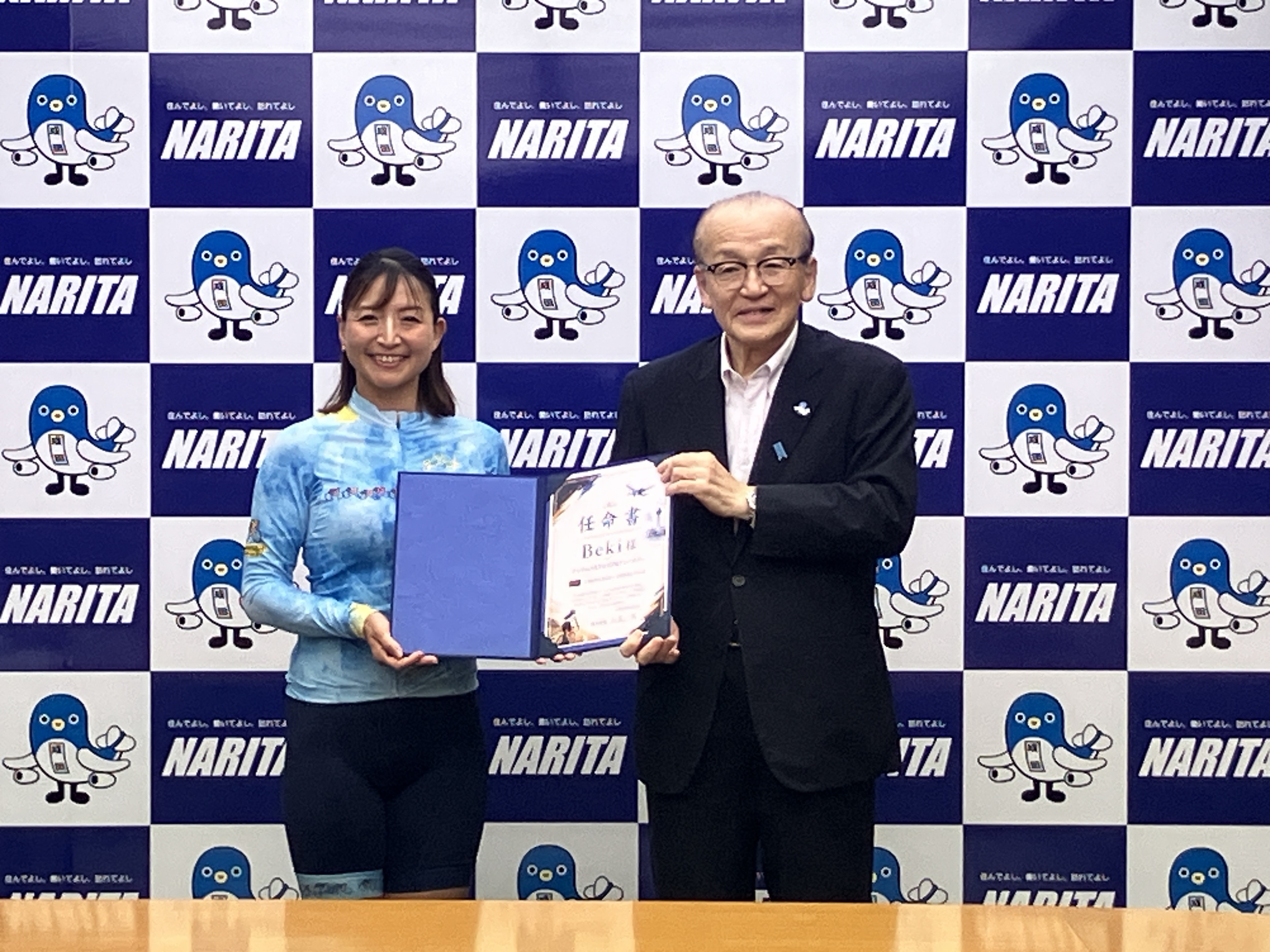 アンバサダーのBekiさんと記念撮影する様子