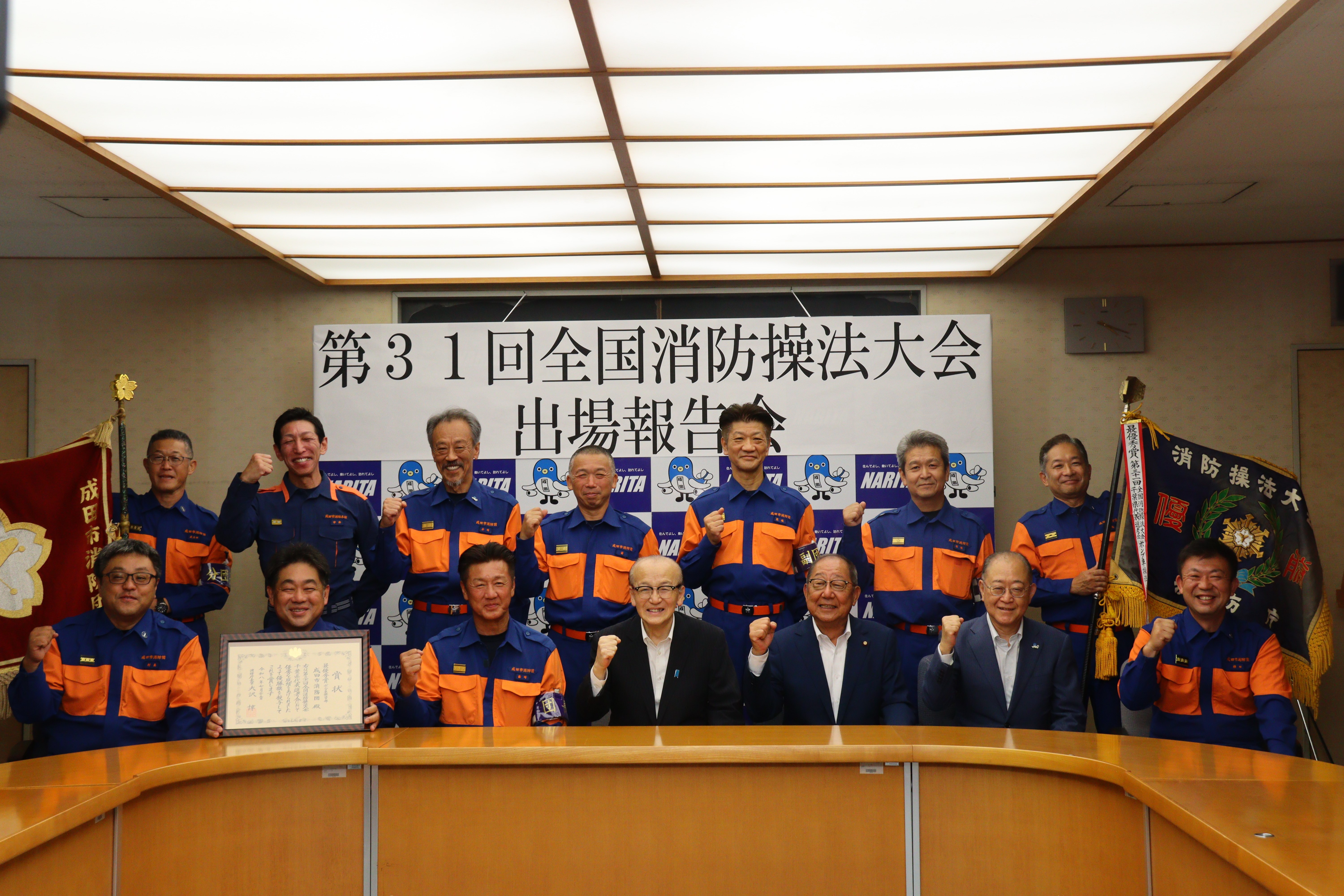 市長が記念撮影する様子