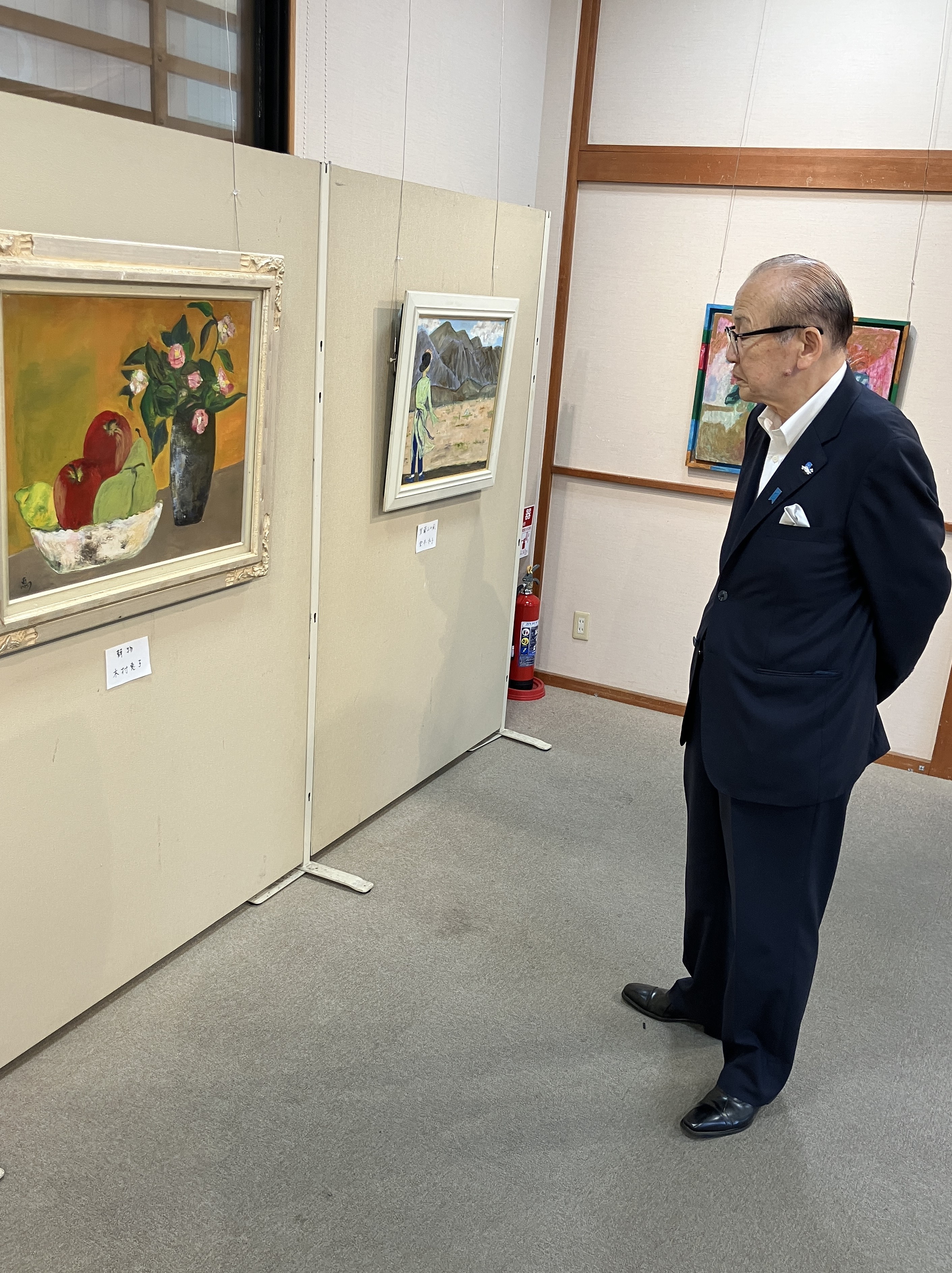 絵画を鑑賞する市長の様子