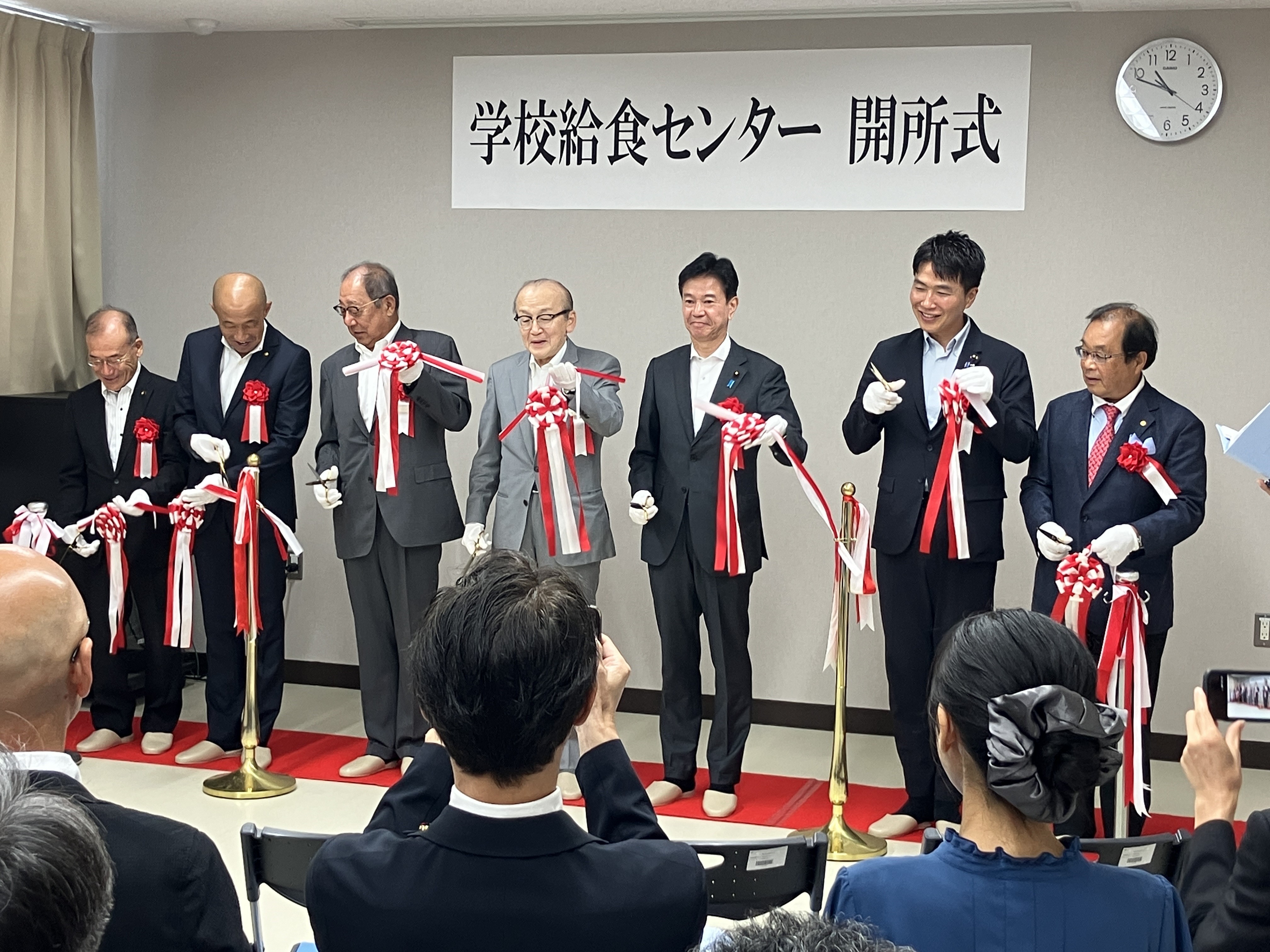 テープカットを行う市長