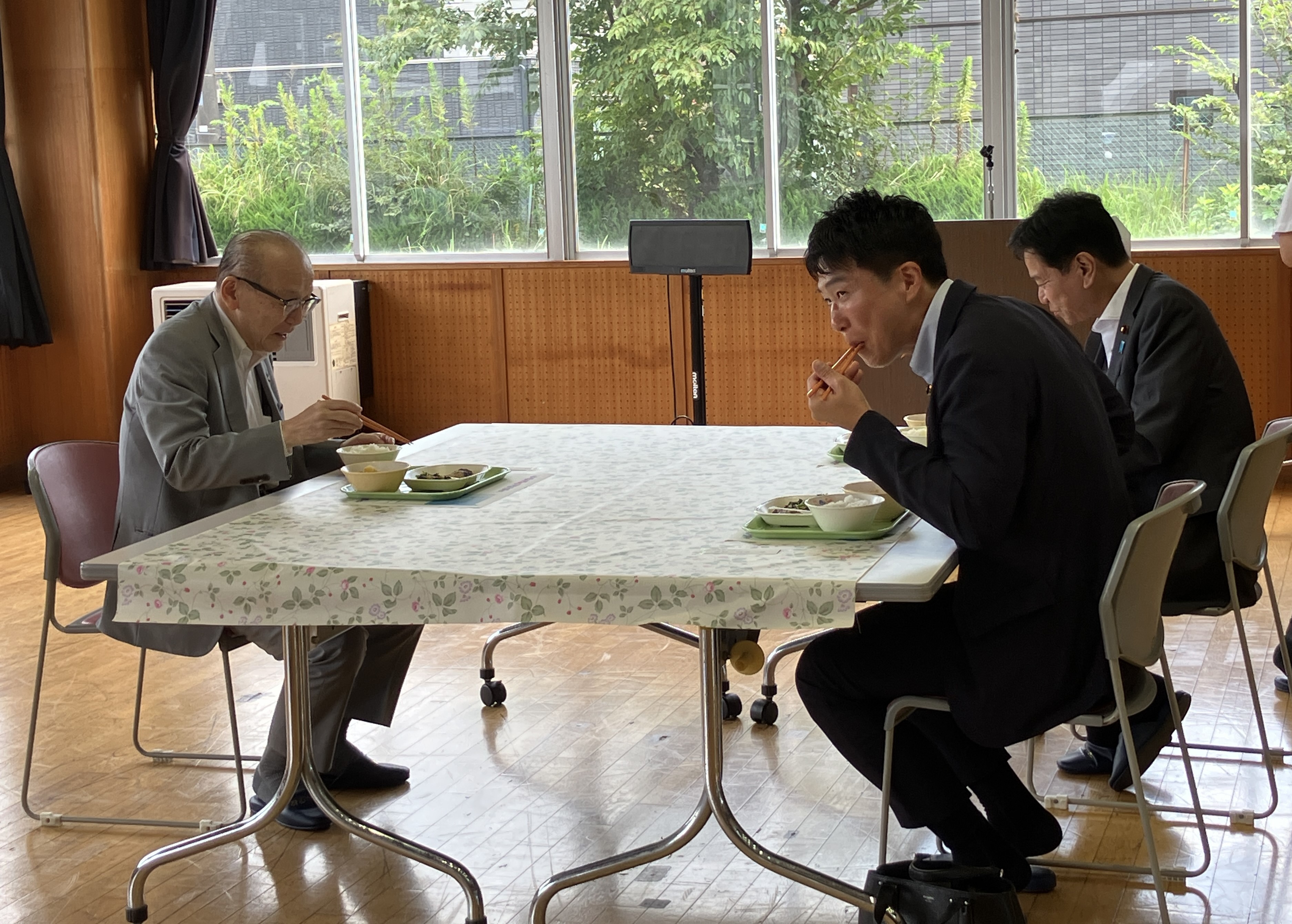 給食体験に参加する市長
