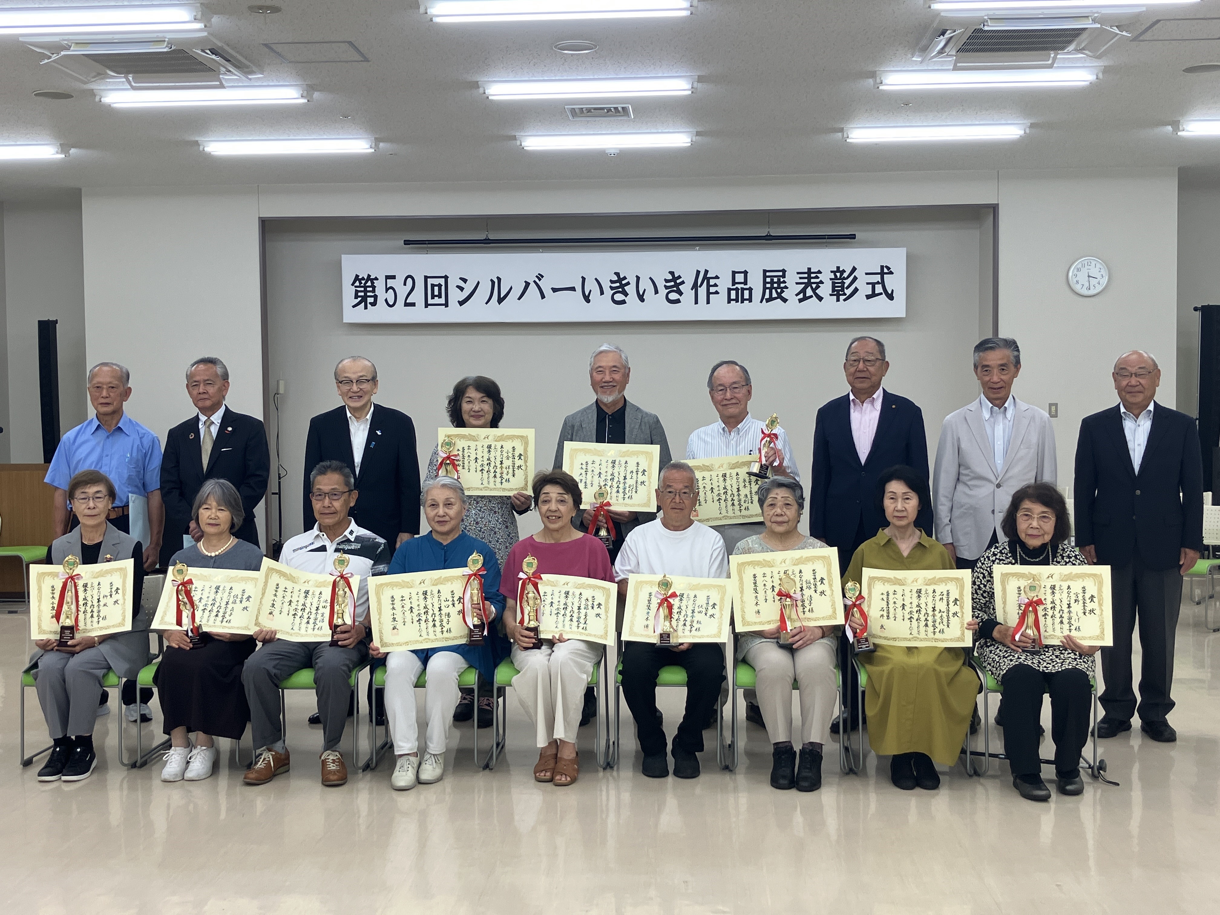 記念撮影する市長の様子
