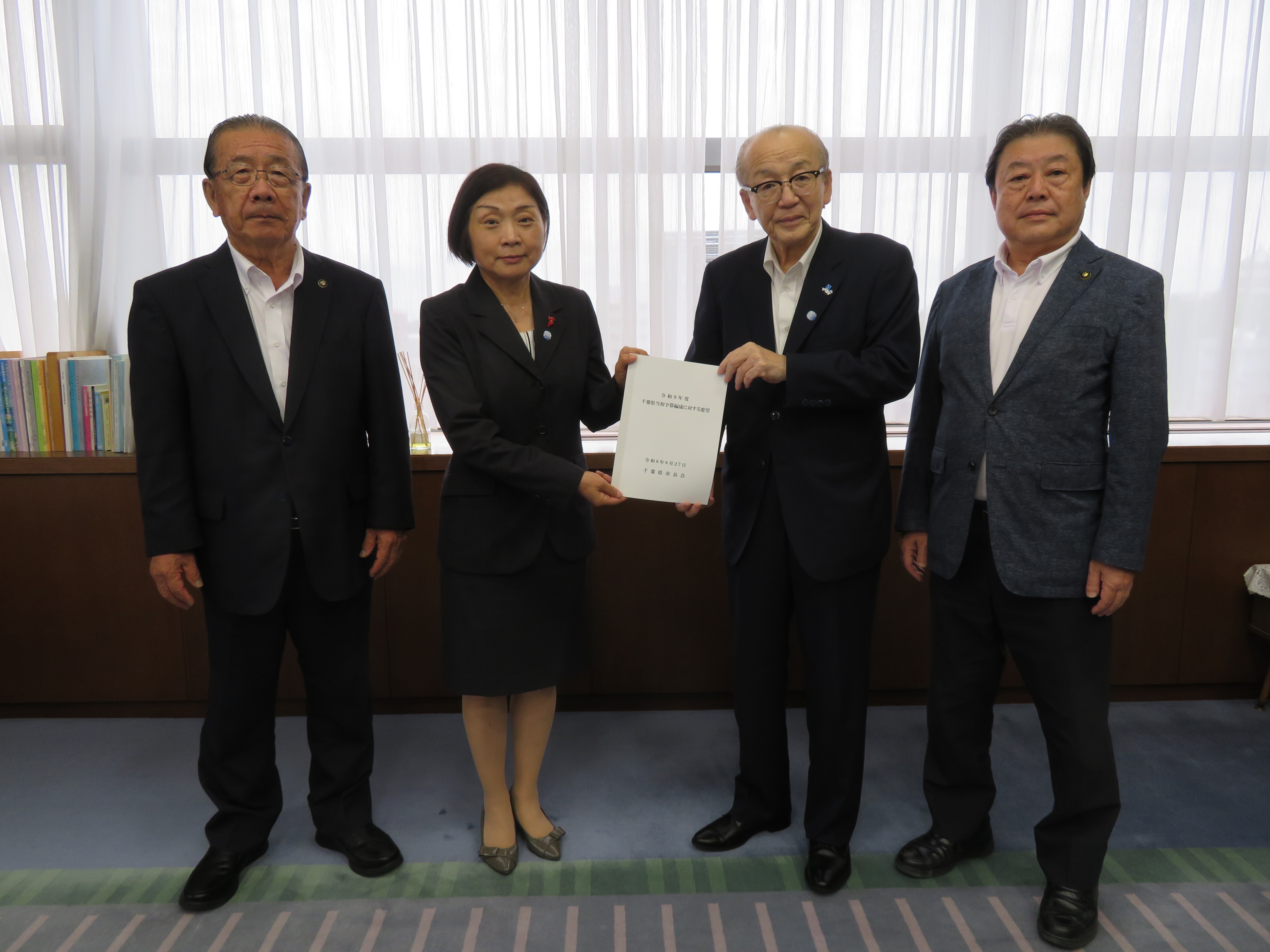 記念撮影する市長の様子