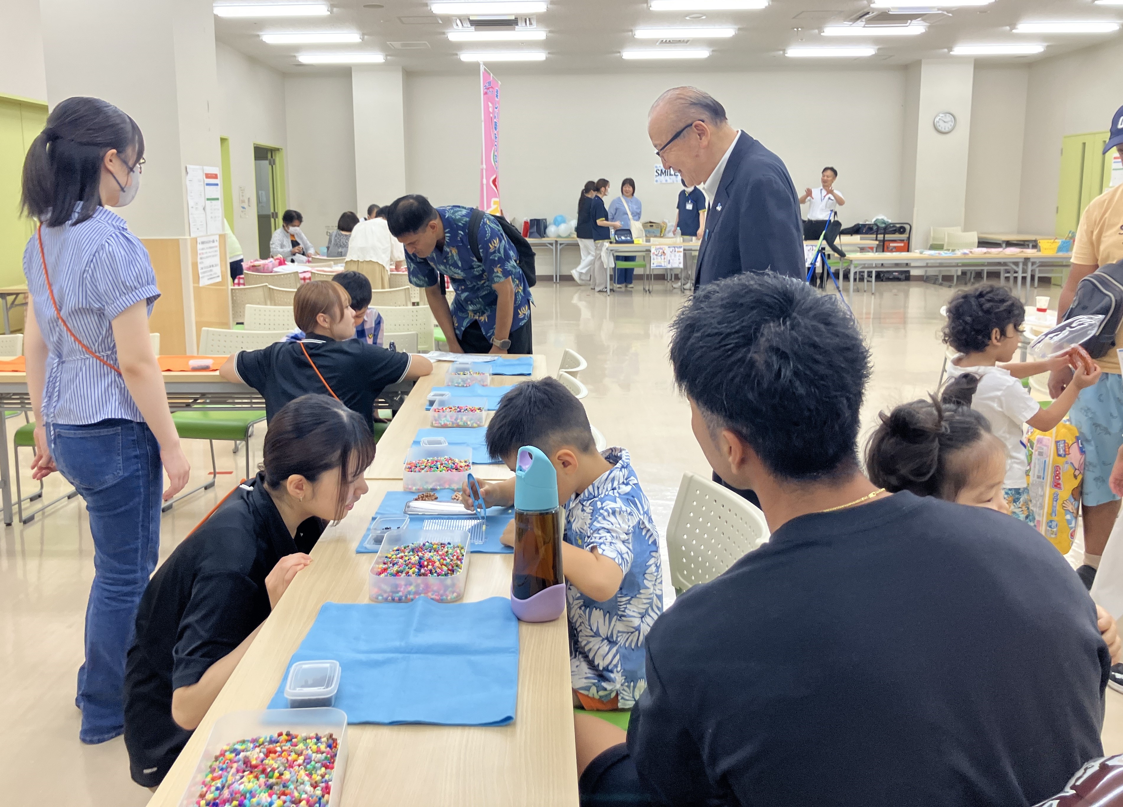 会場を視察する市長の様子