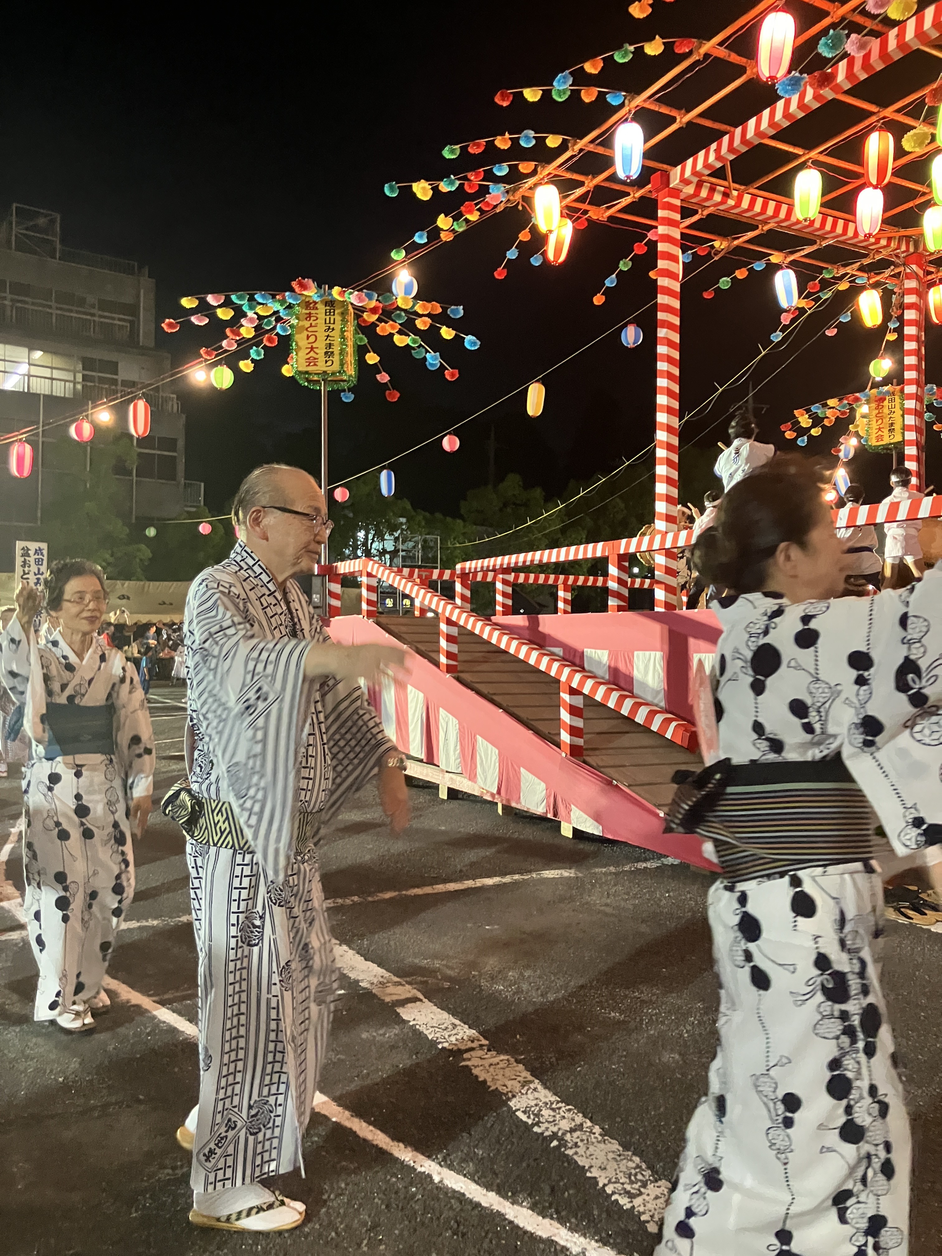 盆踊りに参加する市長の様子
