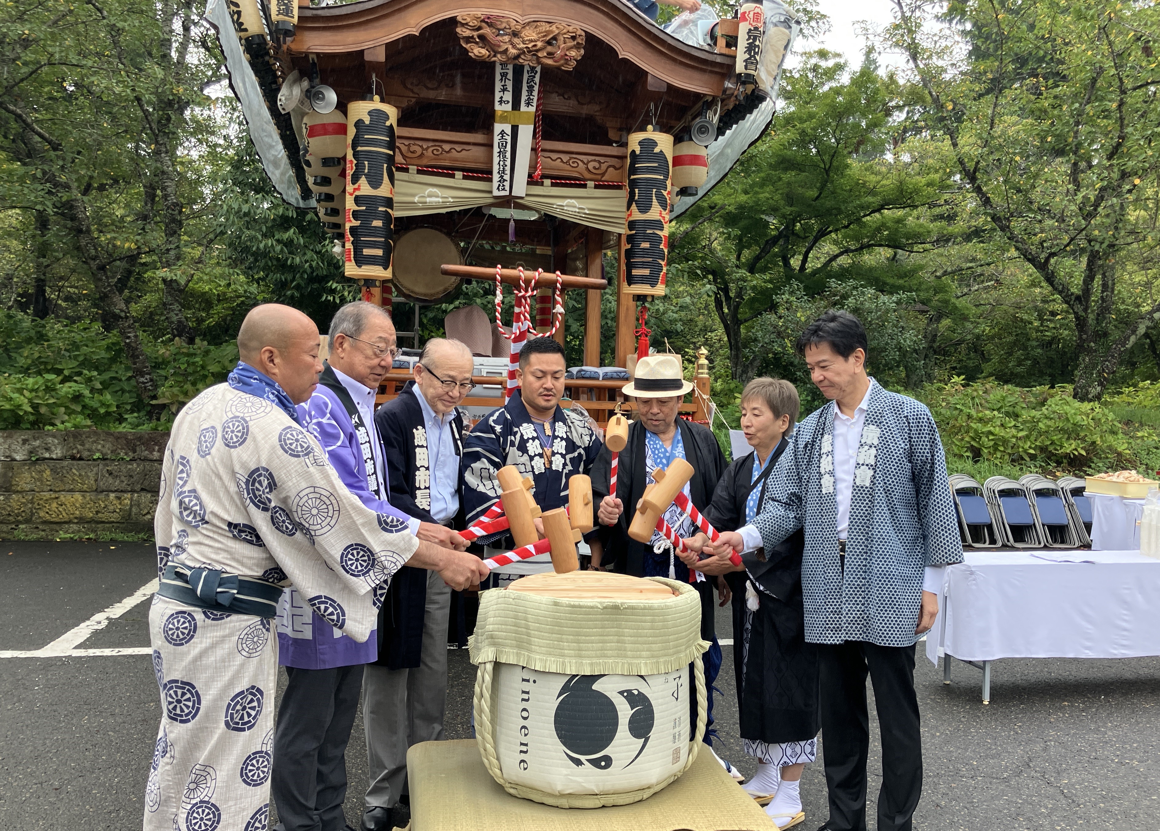 鏡割りを行う市長の様子