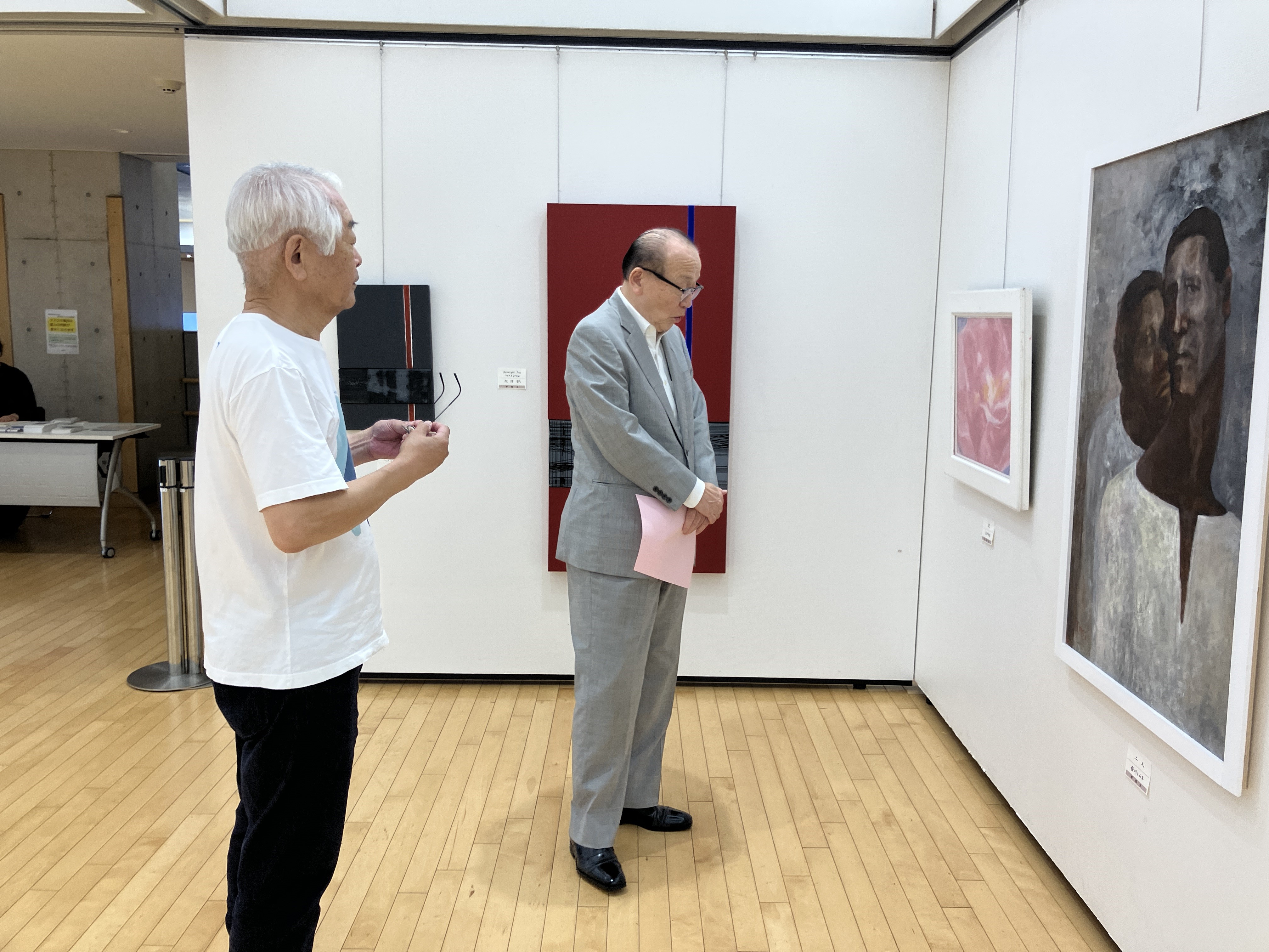 作品を鑑賞する市長の様子