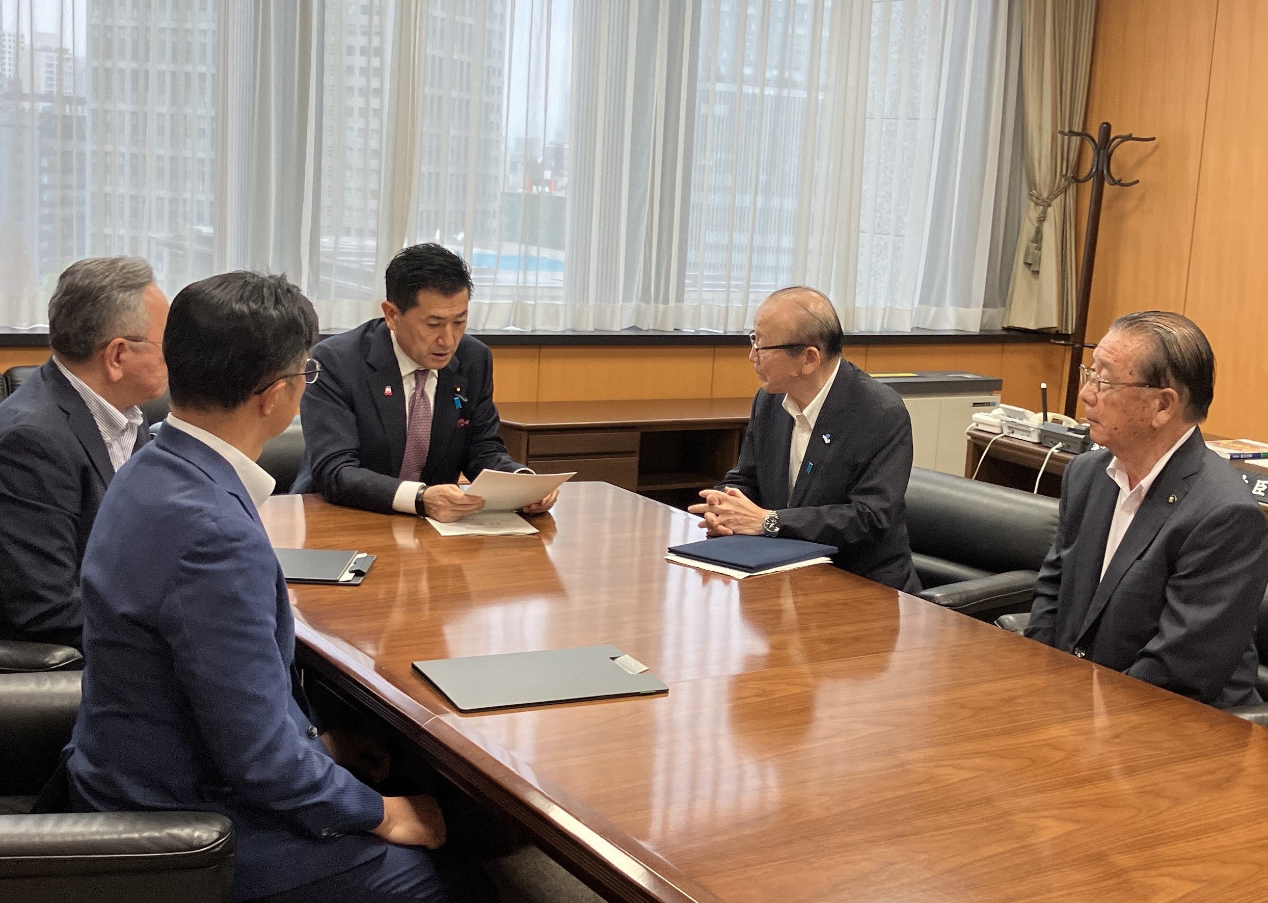 内閣府特命担当大臣に要望する市長の様子