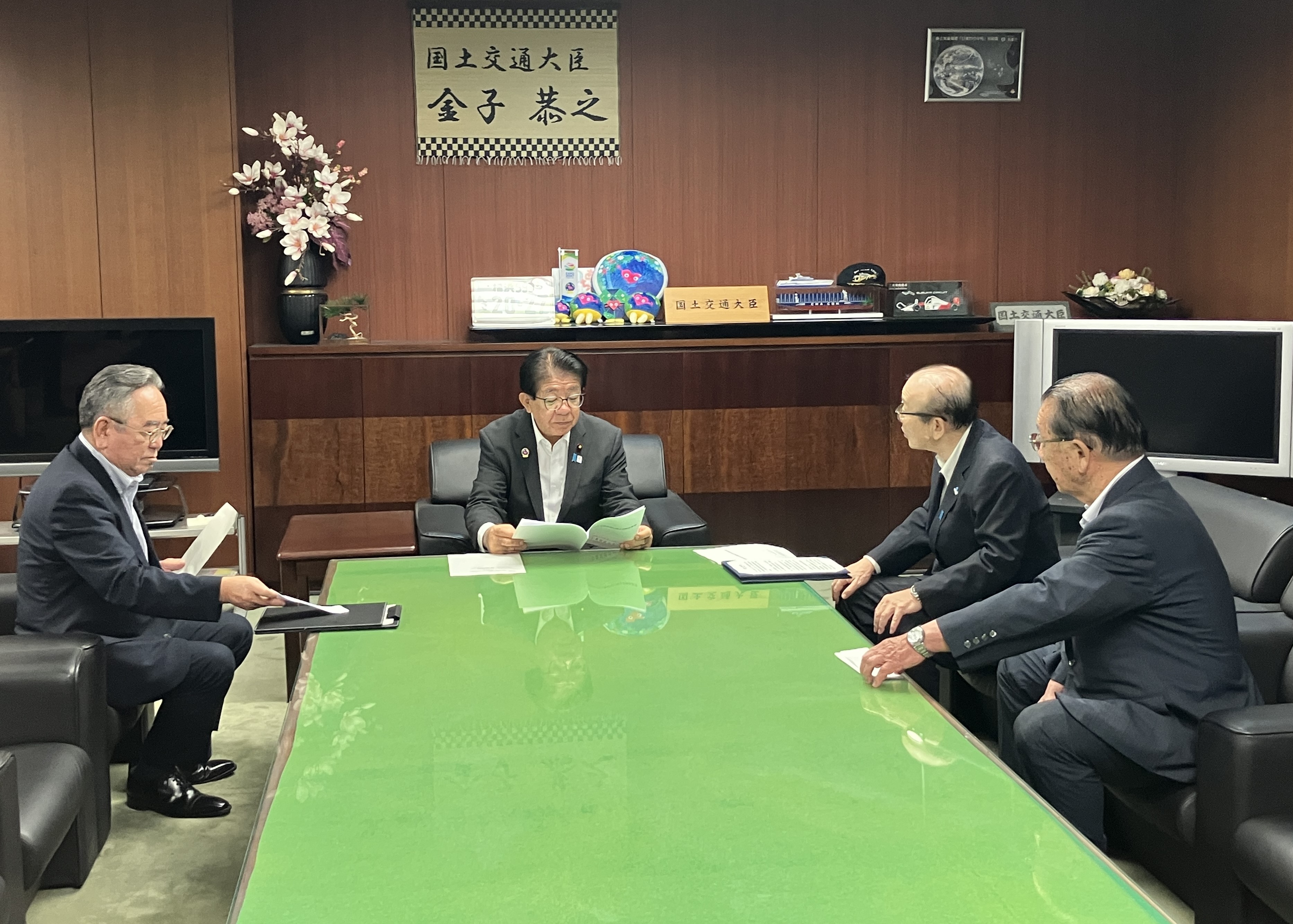 国土交通大臣に要望する市長の様子