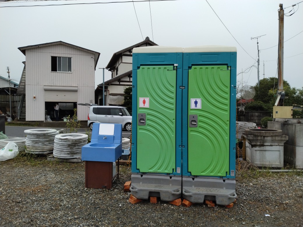仮設トイレ