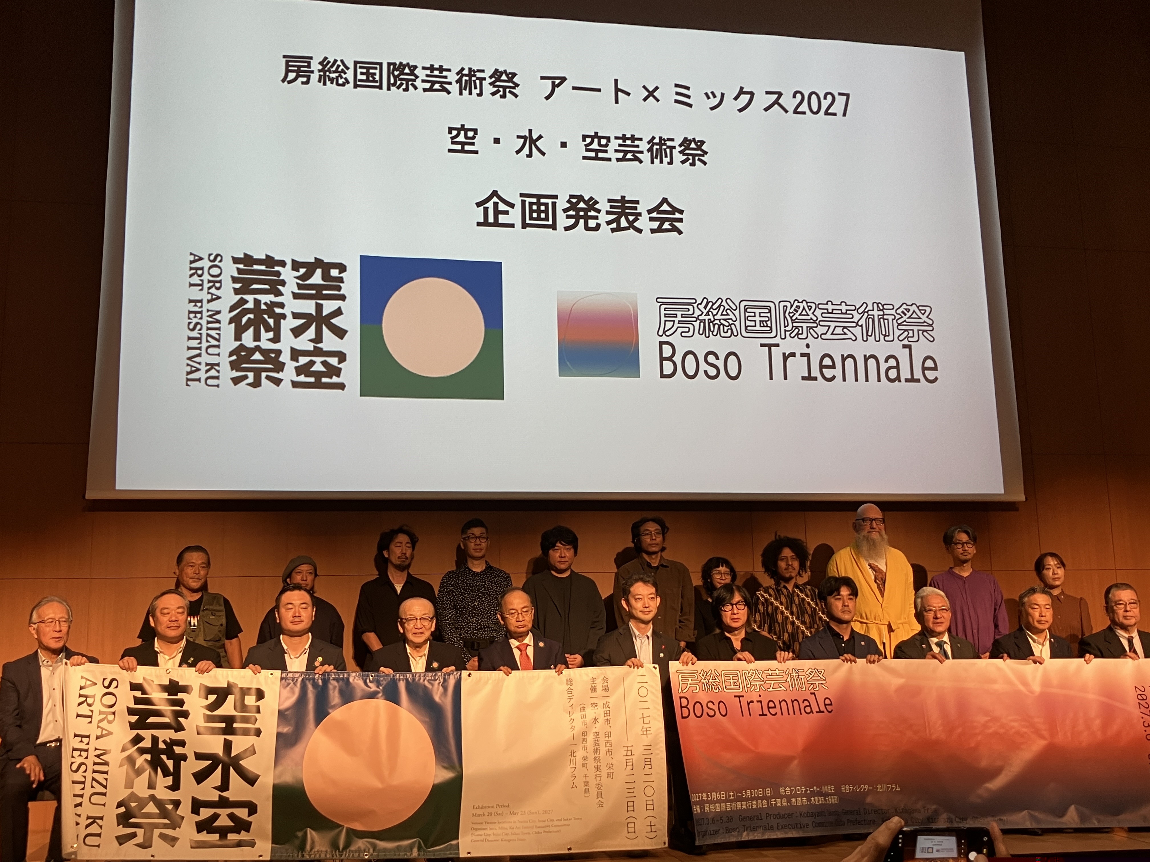記念撮影する市長の様子