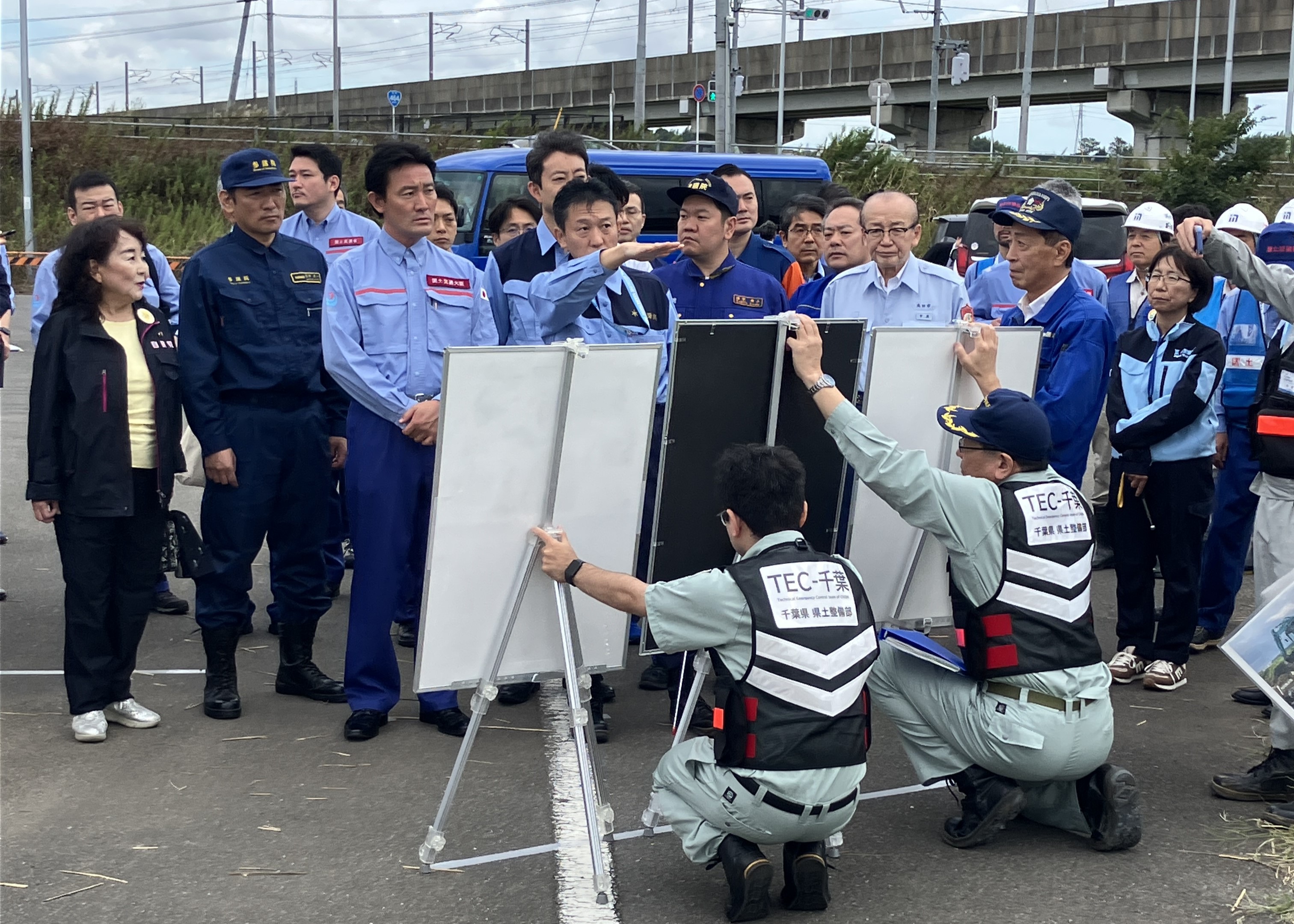 印旛沼を視察する市長の様子