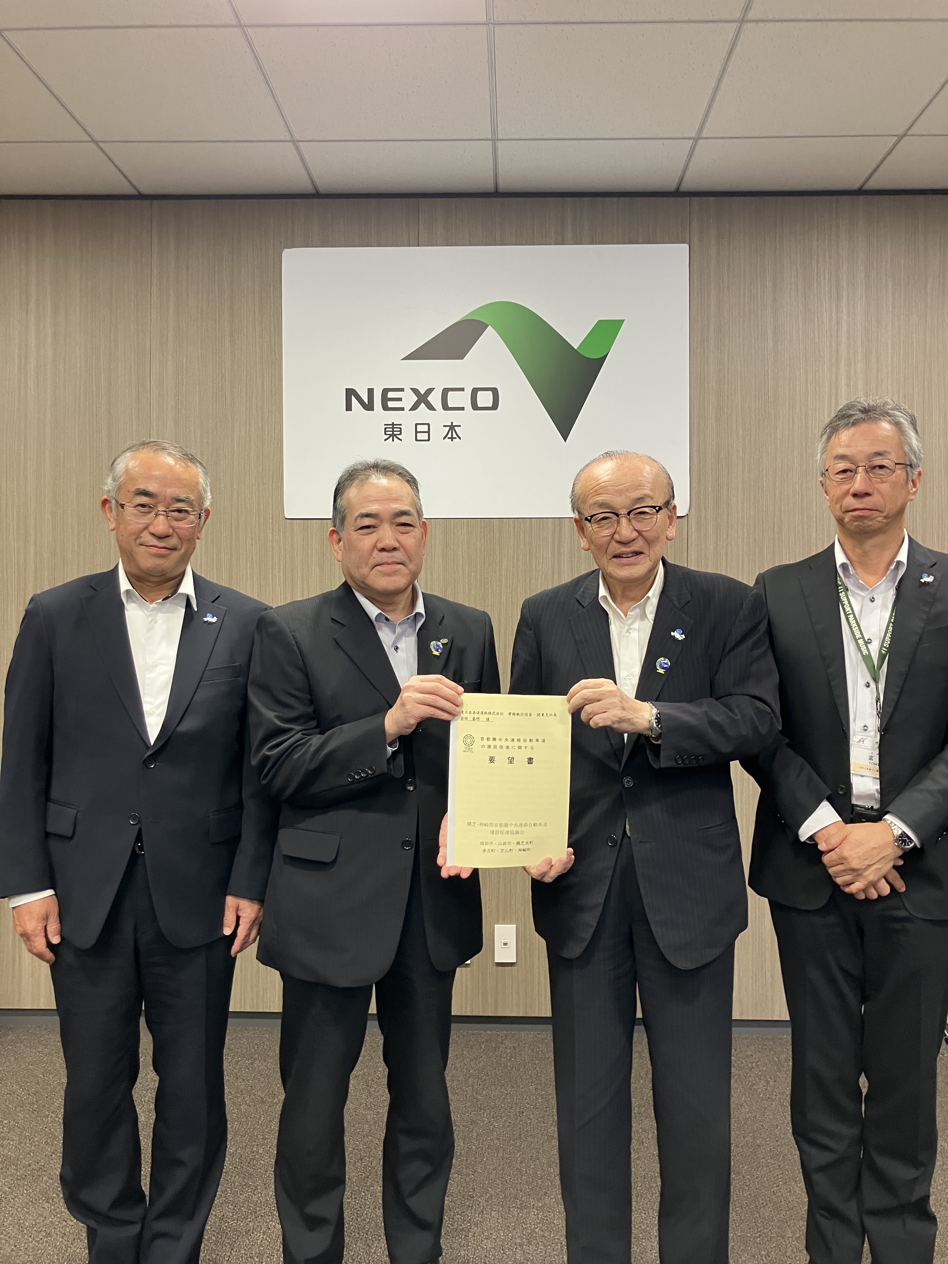 記念撮影する市長の様子