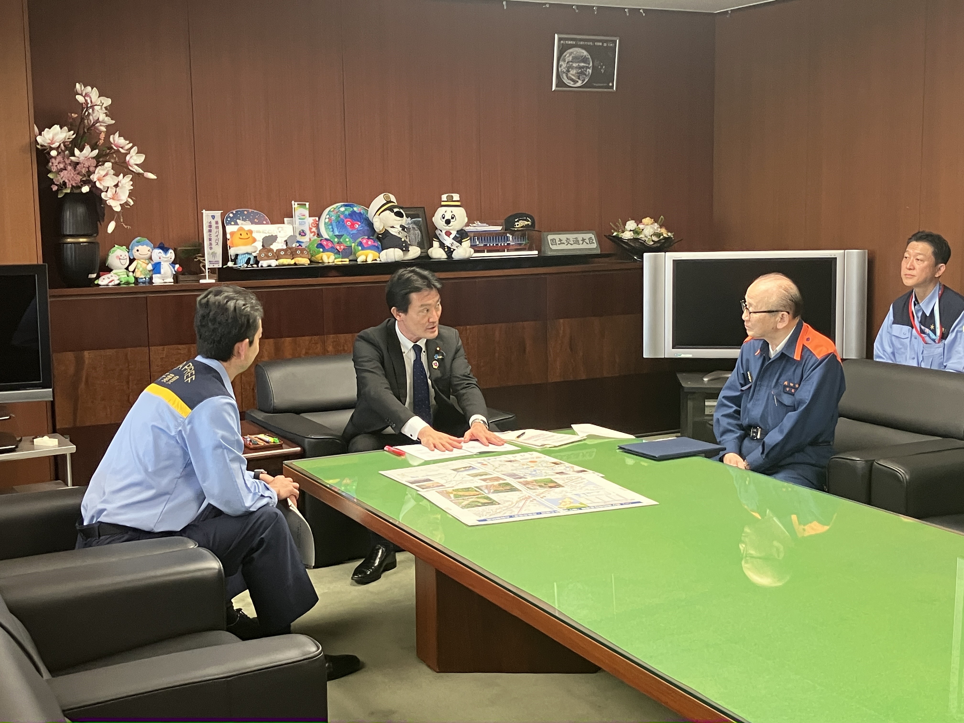 大臣に要望する市長の様子